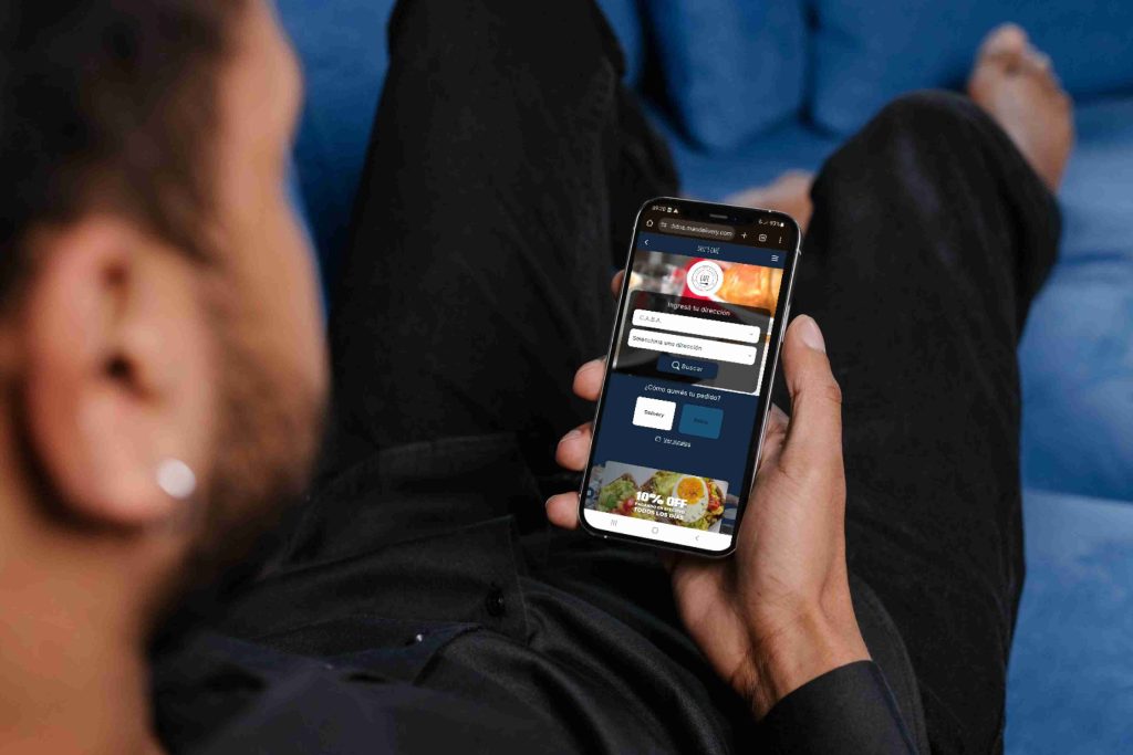 Hombre mirando en su celular la identidad de su tienda online.